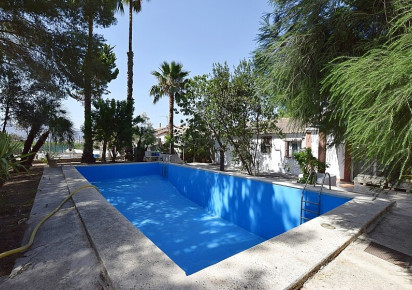 Resale · Country house · Orihuela