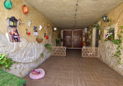 Resale · Townhouse · San Isidro