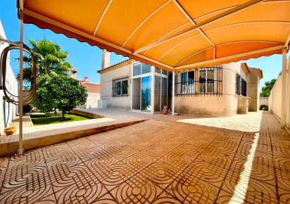 Reventa · - VILLA · Torrevieja · Urbanización San Luis