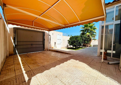 Reventa · - VILLA · Torrevieja · Urbanización San Luis