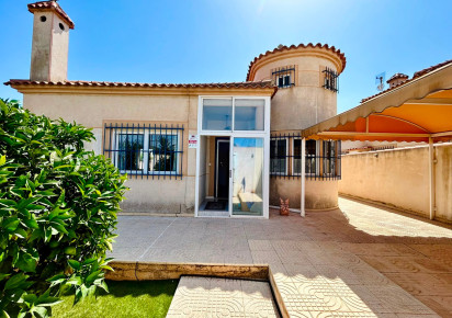 Rynek wtórny · - VILLA · Torrevieja · Urbanización San Luis