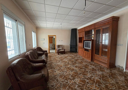 Sale · Country house · Catral