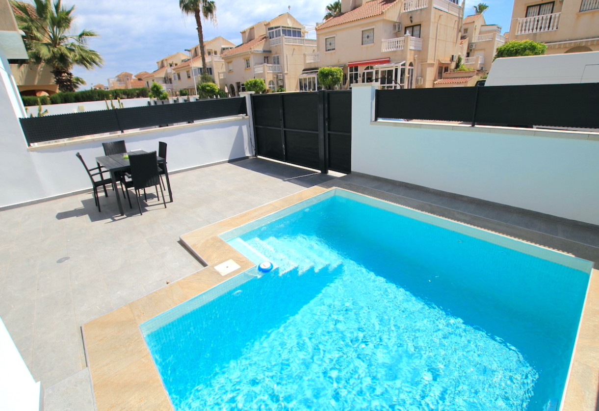 Sale · Villa · Torrevieja - El Hondo