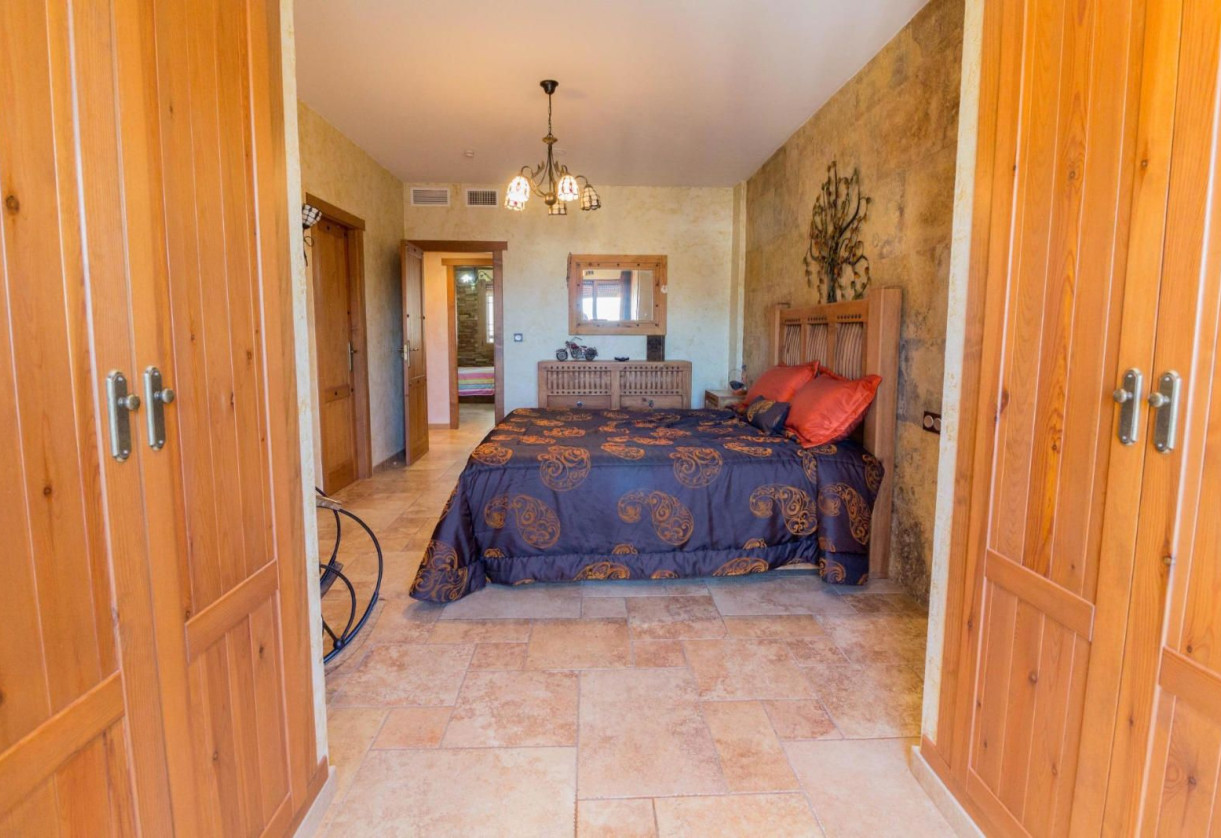 Resale · detached house · Redován