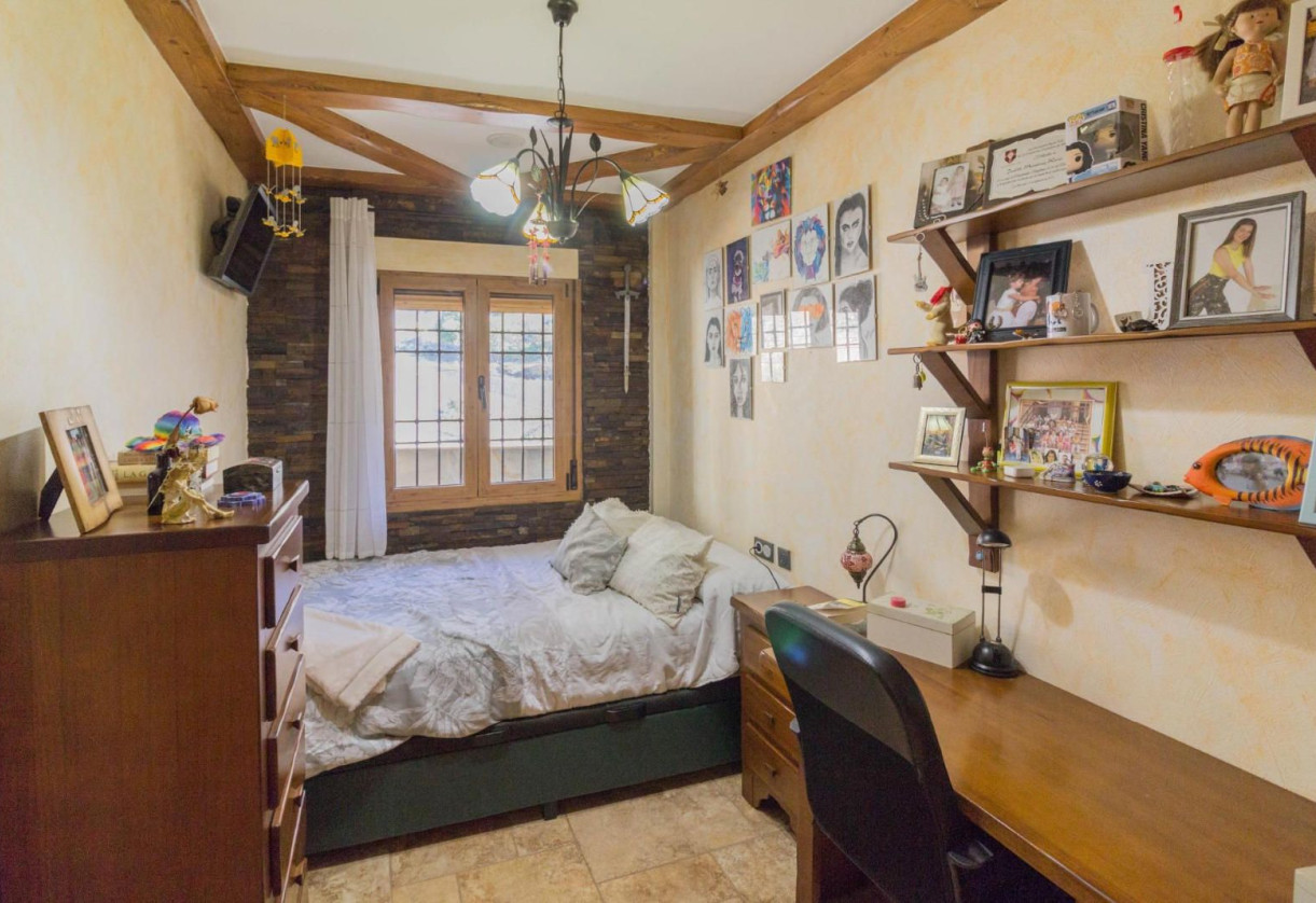 Resale · detached house · Redován