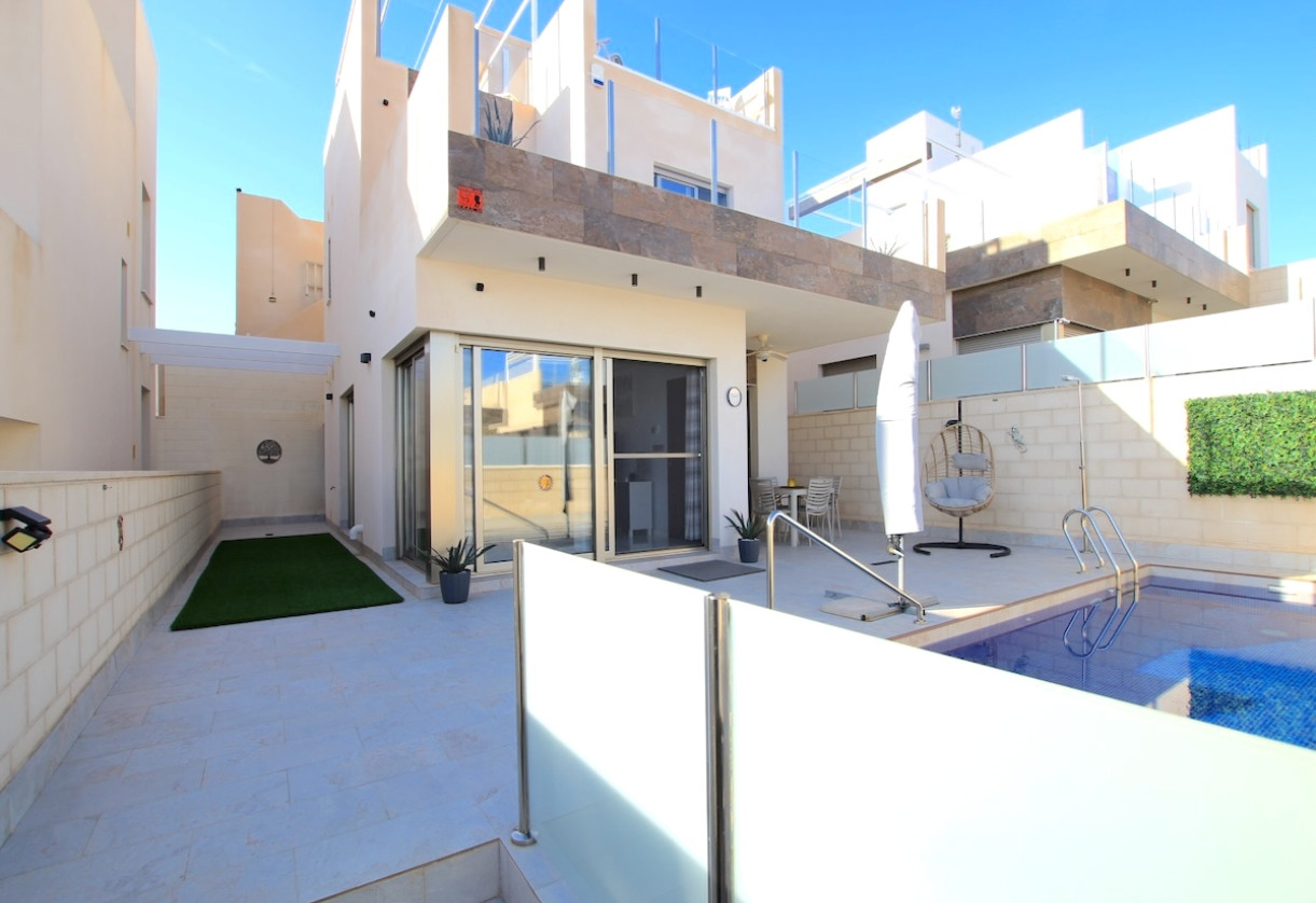 Resale · Villa · Villamartin