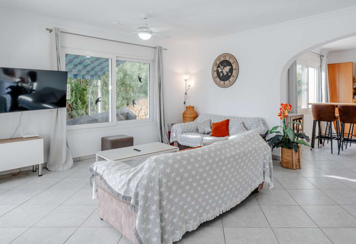 Resale · detached house · Costeres