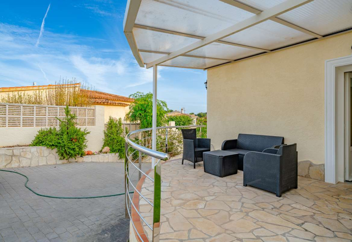 Resale · detached house · Costeres