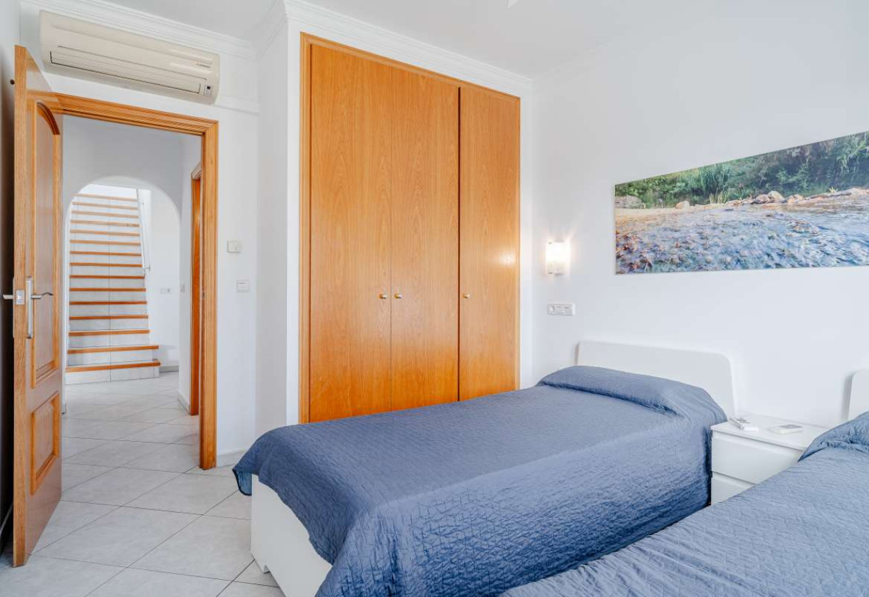 Resale · detached house · Costeres