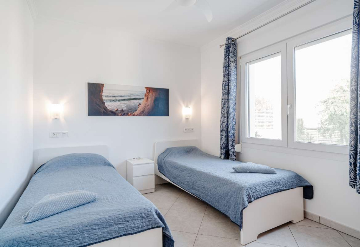 Resale · detached house · Costeres