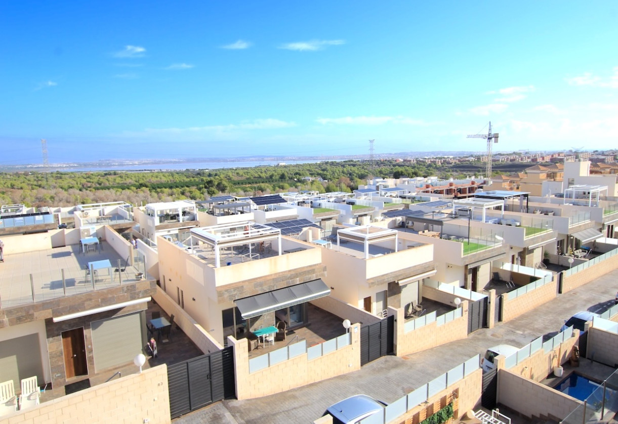 Resale · Villa · Villamartin