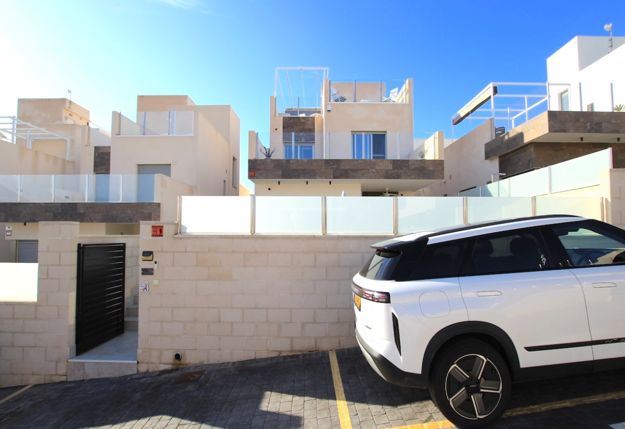 Resale · Villa · Villamartin