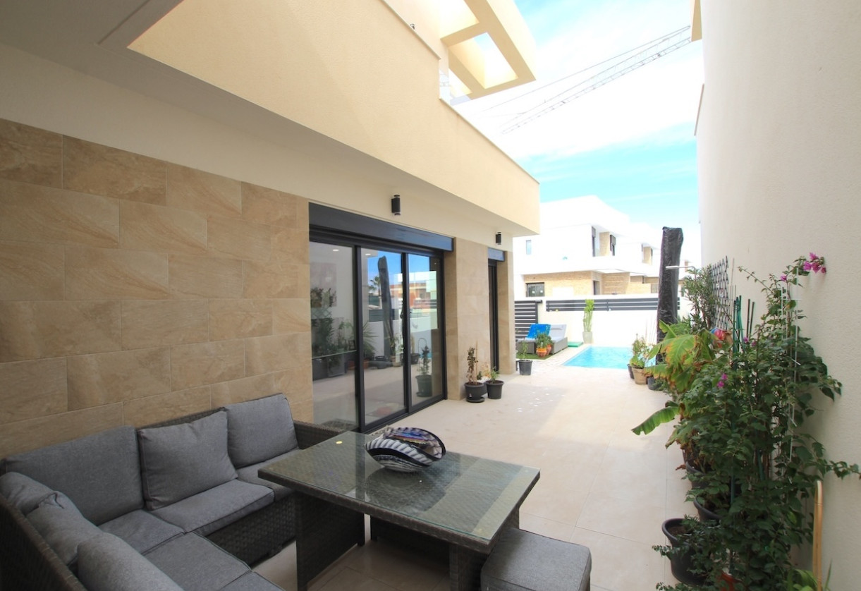 Sale · Villa · Los Montesinos - La Herrada