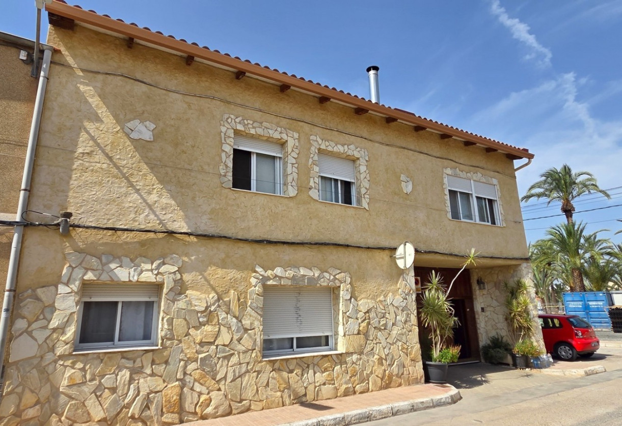 Resale · Townhouse · San Isidro