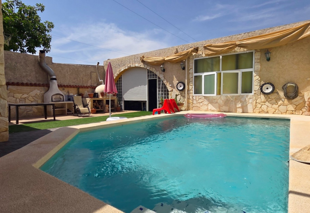 Resale · Townhouse · San Isidro