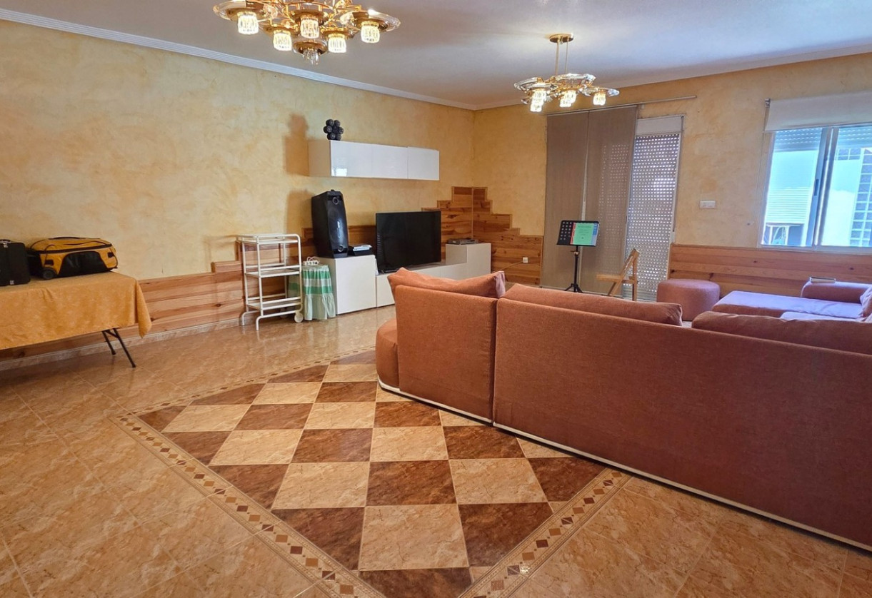 Resale · Townhouse · San Isidro