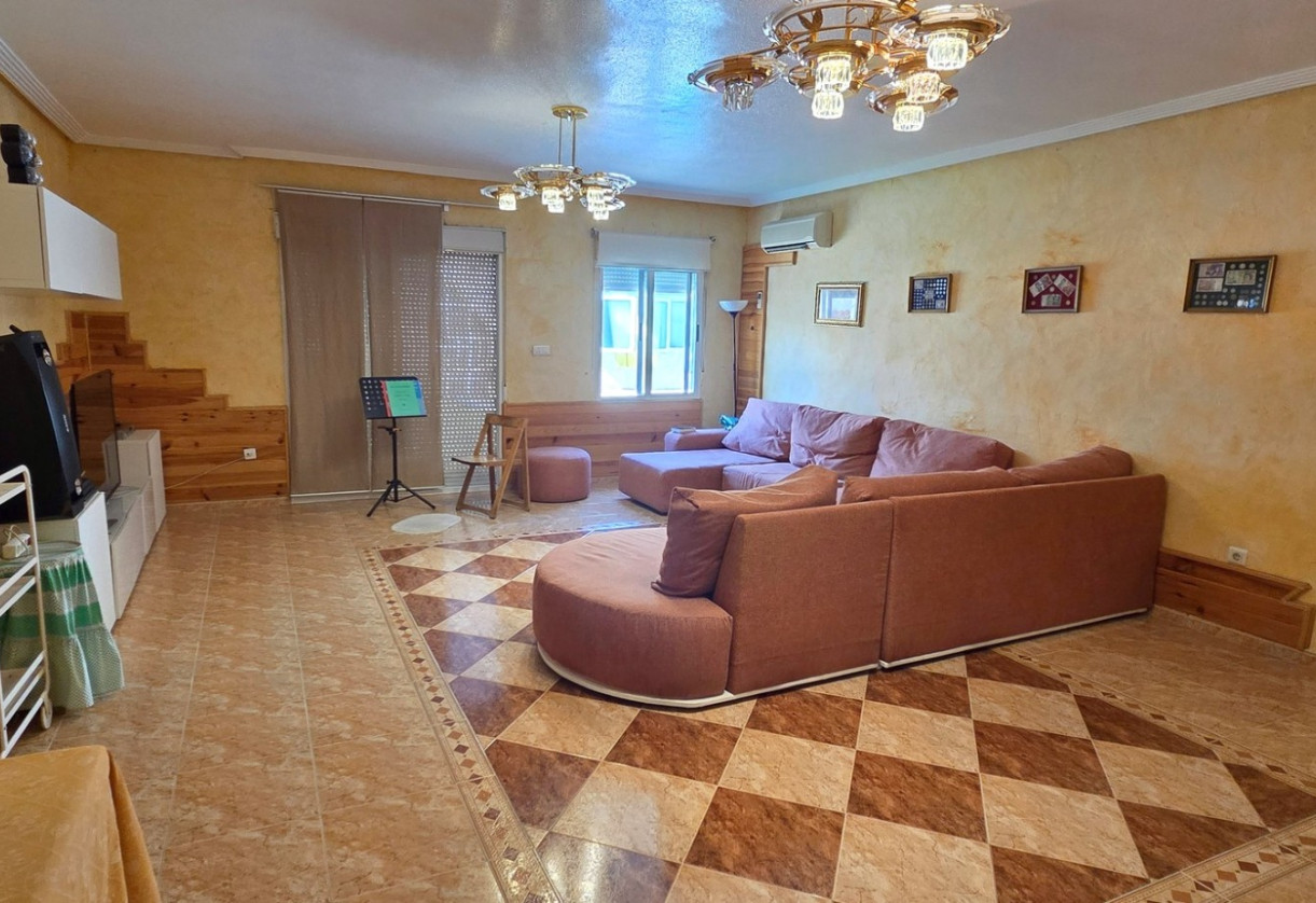 Resale · Townhouse · San Isidro