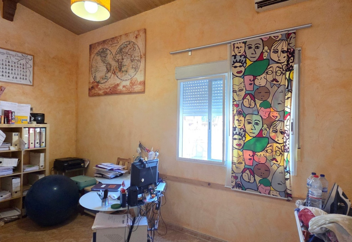 Resale · Townhouse · San Isidro