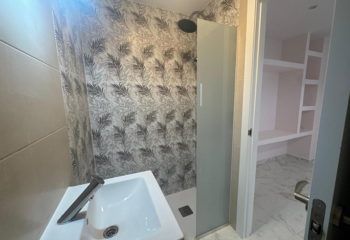 Sale · APARTAMENTO · Torrevieja · Muelle Pesquero