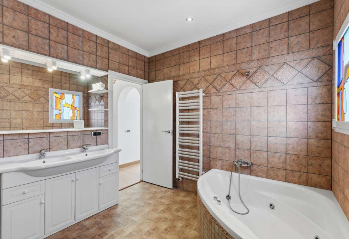 Resale · detached house · Les Bassetes