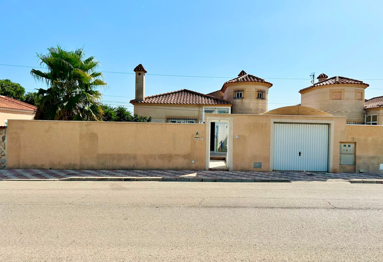 Rynek wtórny · - VILLA · Torrevieja · Urbanización San Luis