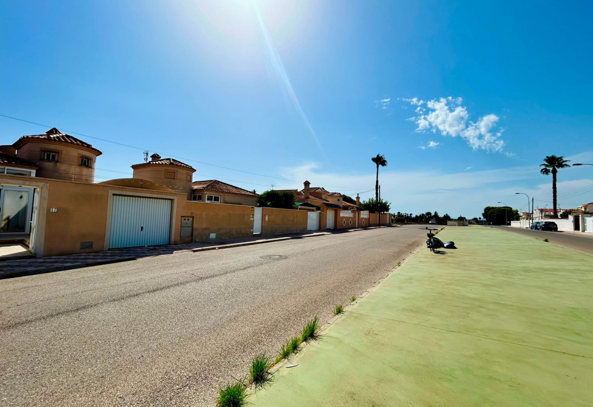 Rynek wtórny · - VILLA · Torrevieja · Urbanización San Luis