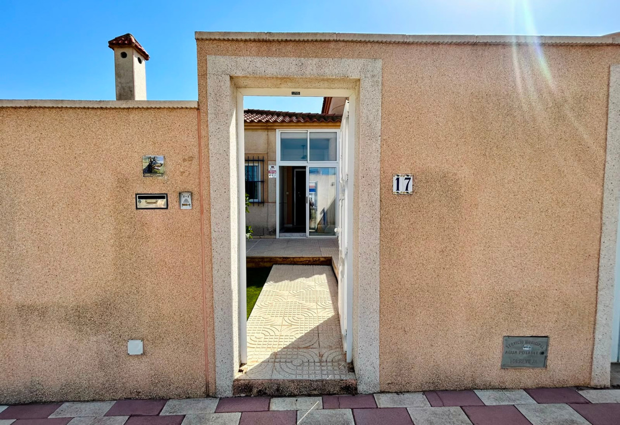 Rynek wtórny · - VILLA · Torrevieja · Urbanización San Luis
