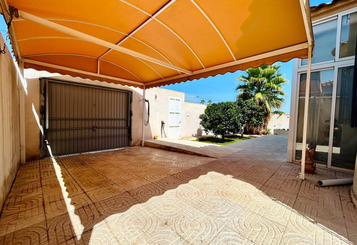 Rynek wtórny · - VILLA · Torrevieja · Urbanización San Luis
