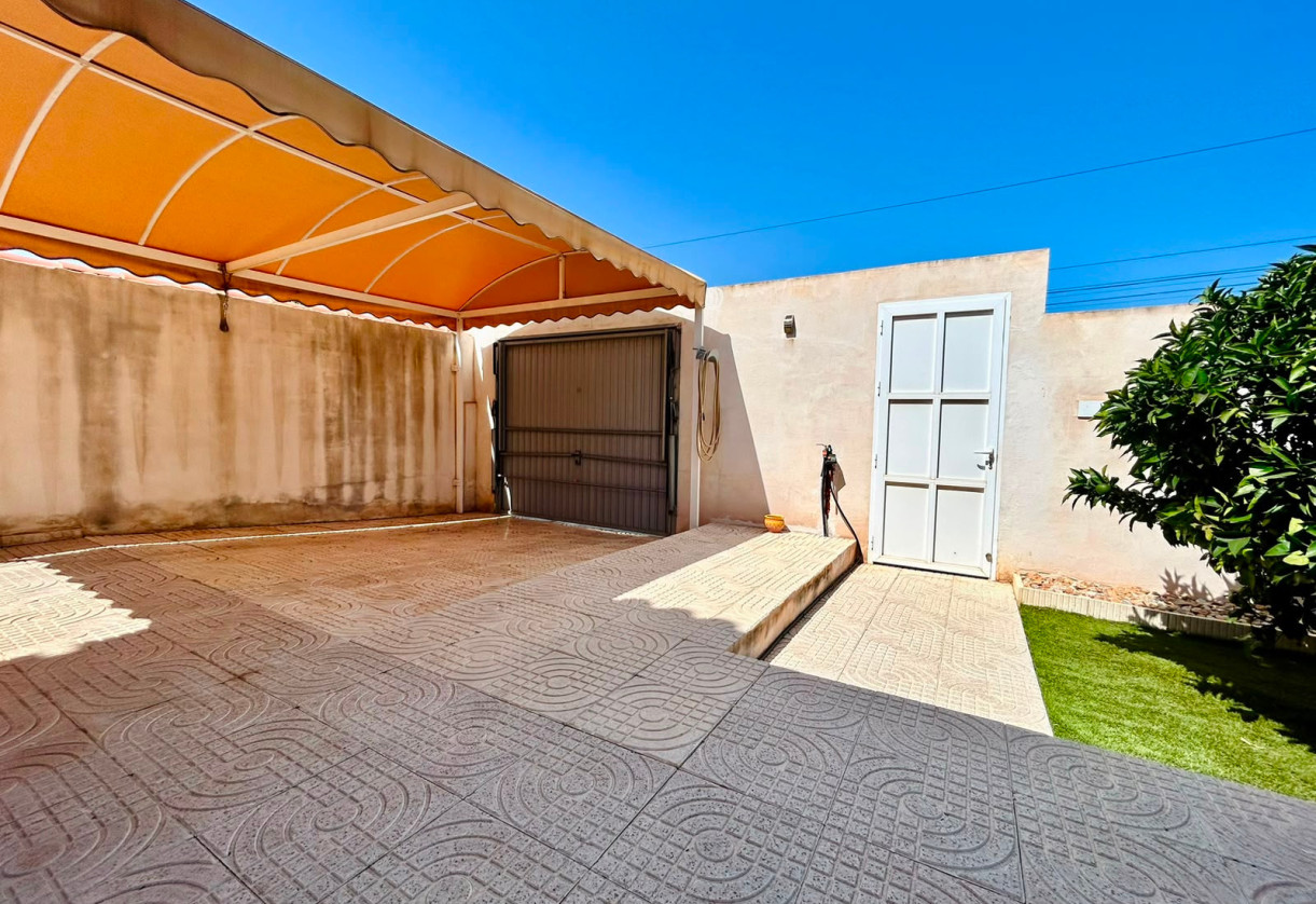 Rynek wtórny · - VILLA · Torrevieja · Urbanización San Luis