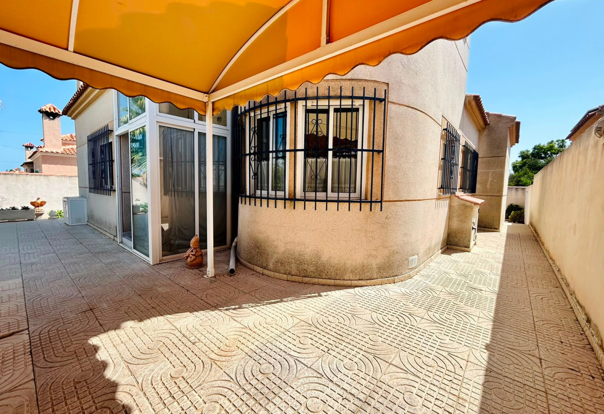 Rynek wtórny · - VILLA · Torrevieja · Urbanización San Luis