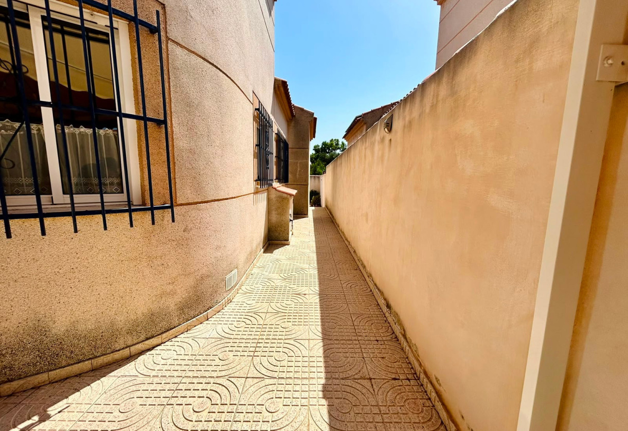 Rynek wtórny · - VILLA · Torrevieja · Urbanización San Luis