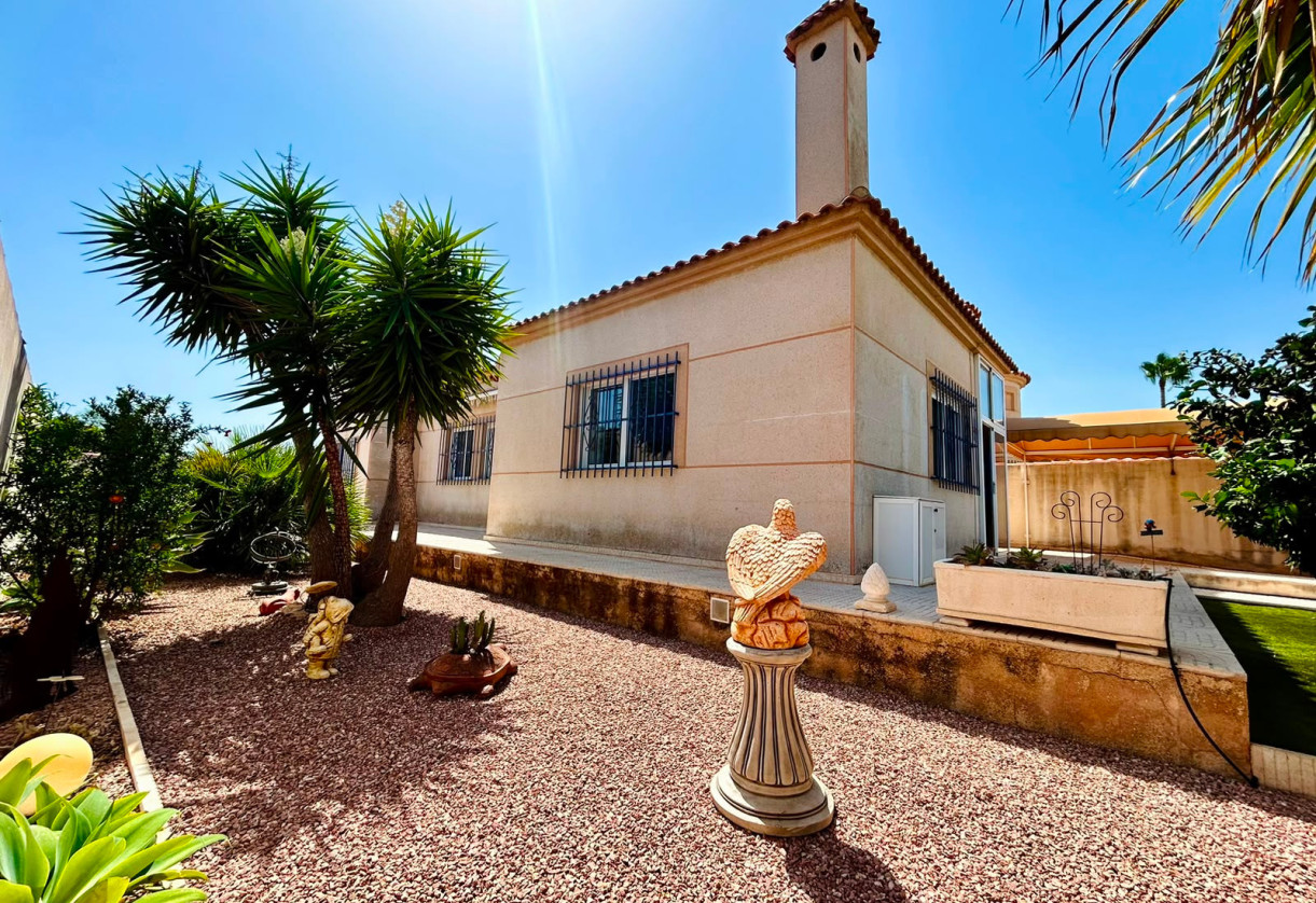 Rynek wtórny · - VILLA · Torrevieja · Urbanización San Luis