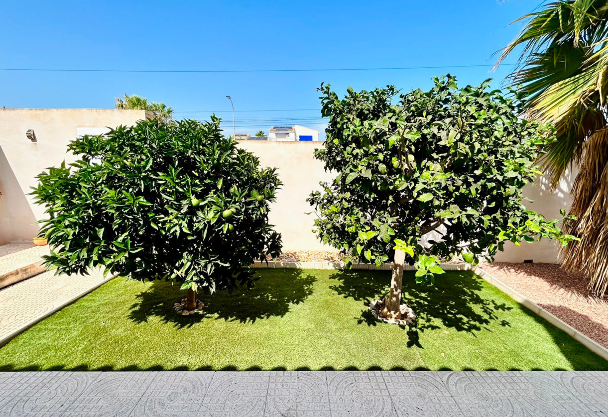Rynek wtórny · - VILLA · Torrevieja · Urbanización San Luis