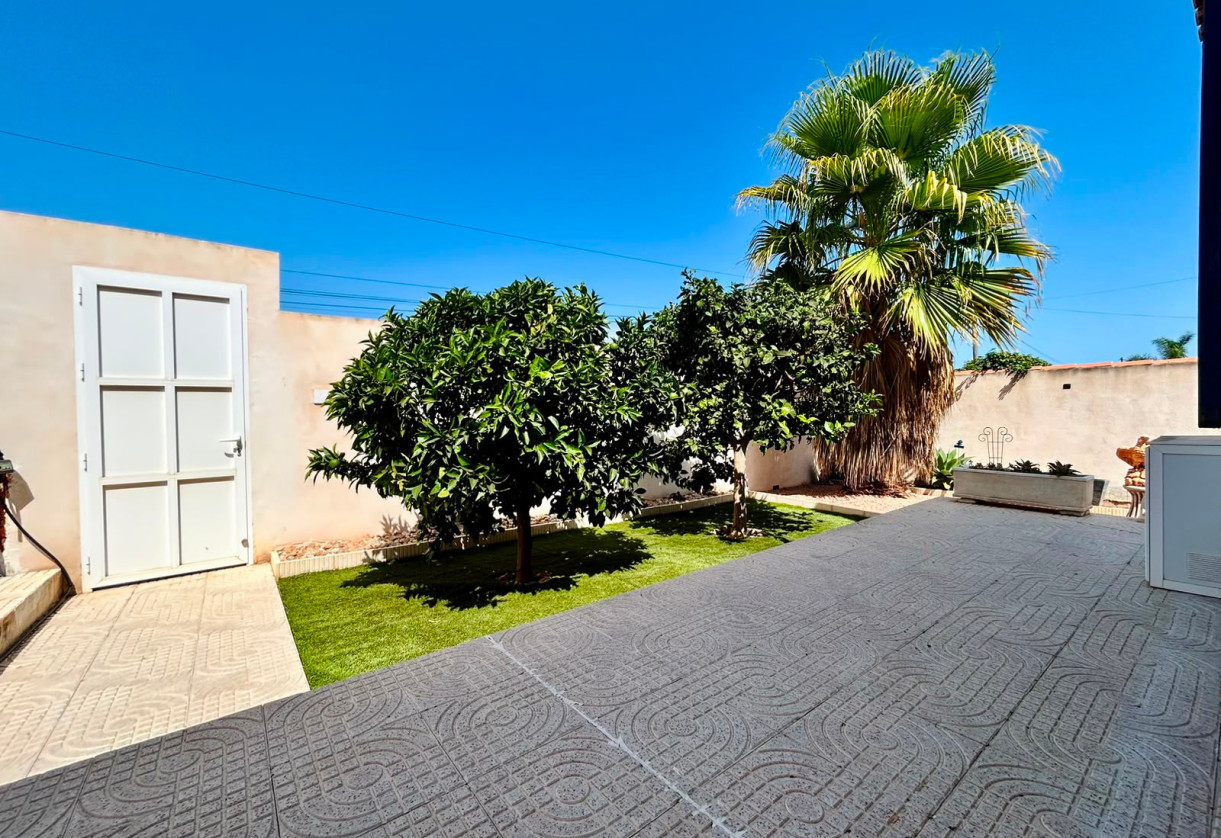 Rynek wtórny · - VILLA · Torrevieja · Urbanización San Luis