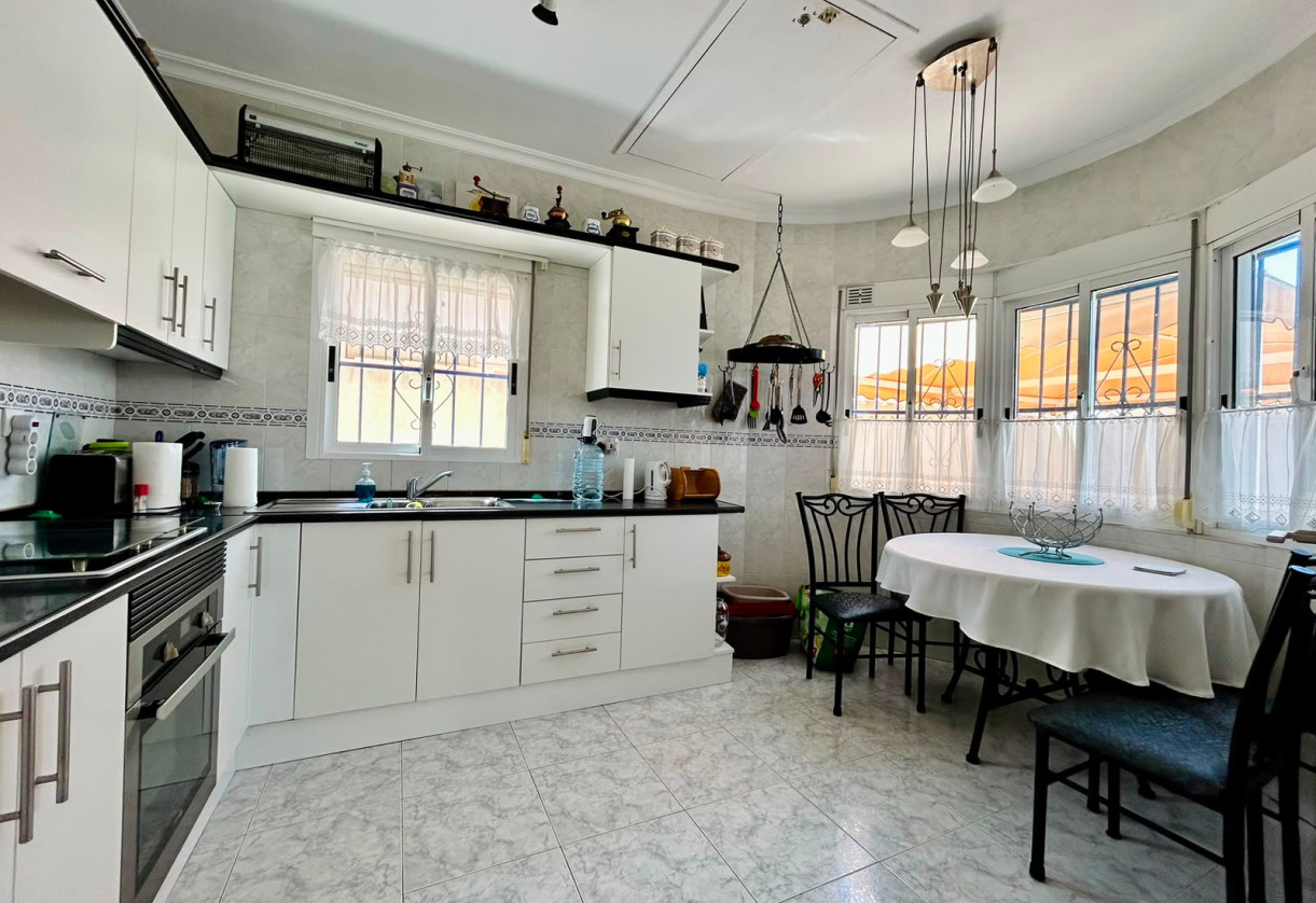Rynek wtórny · - VILLA · Torrevieja · Urbanización San Luis