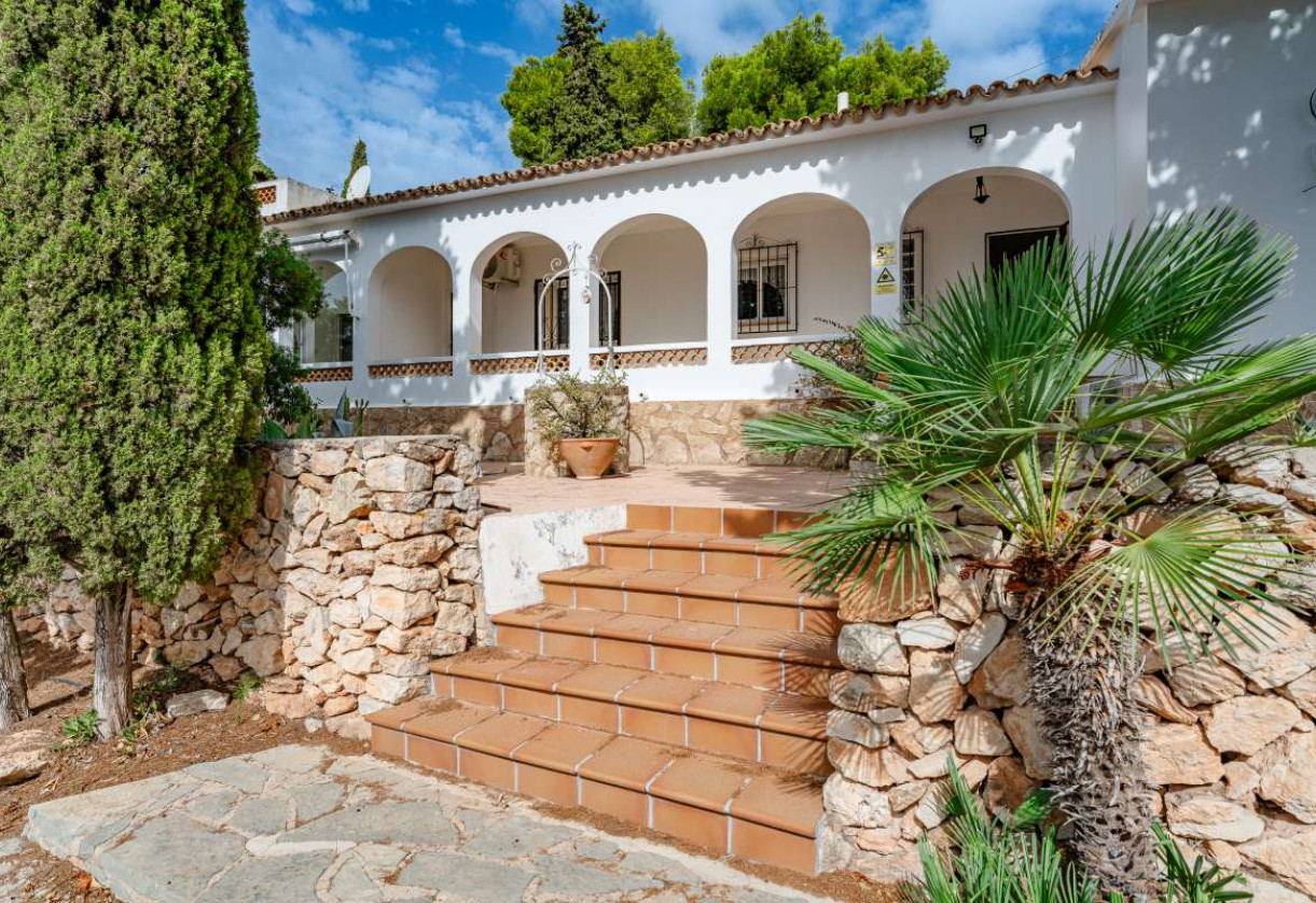 Resale · detached house · Costeres