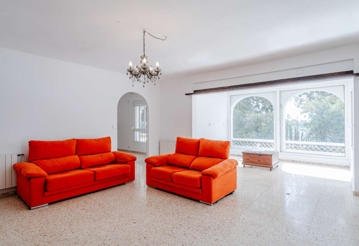 Resale · detached house · Costeres
