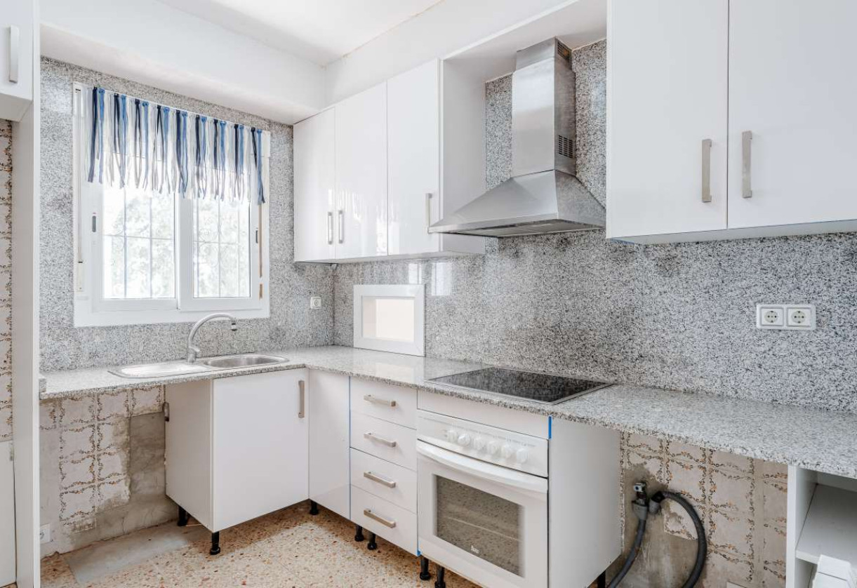 Resale · detached house · Costeres