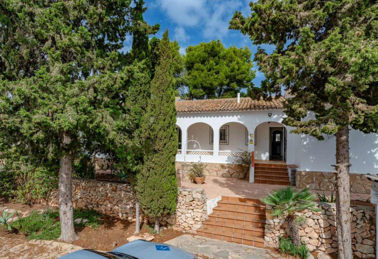Resale · detached house · Costeres