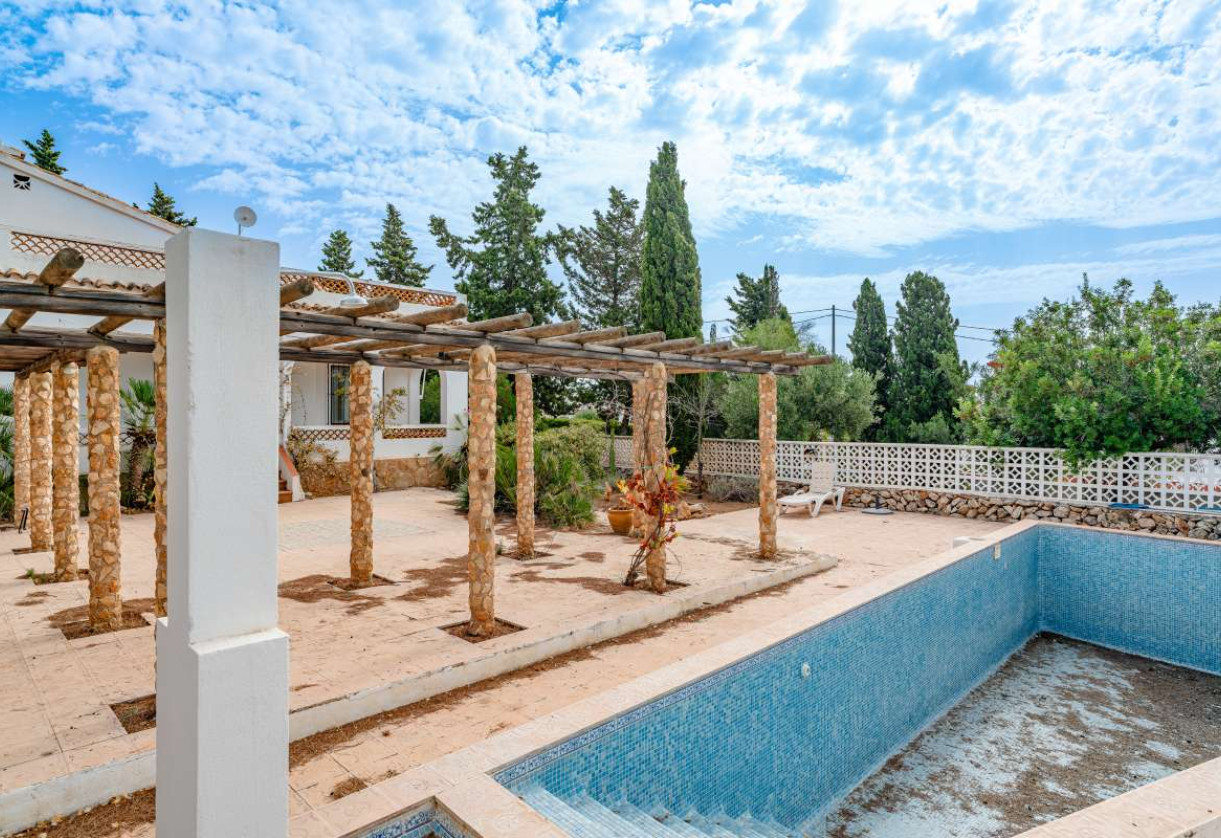 Resale · detached house · Costeres