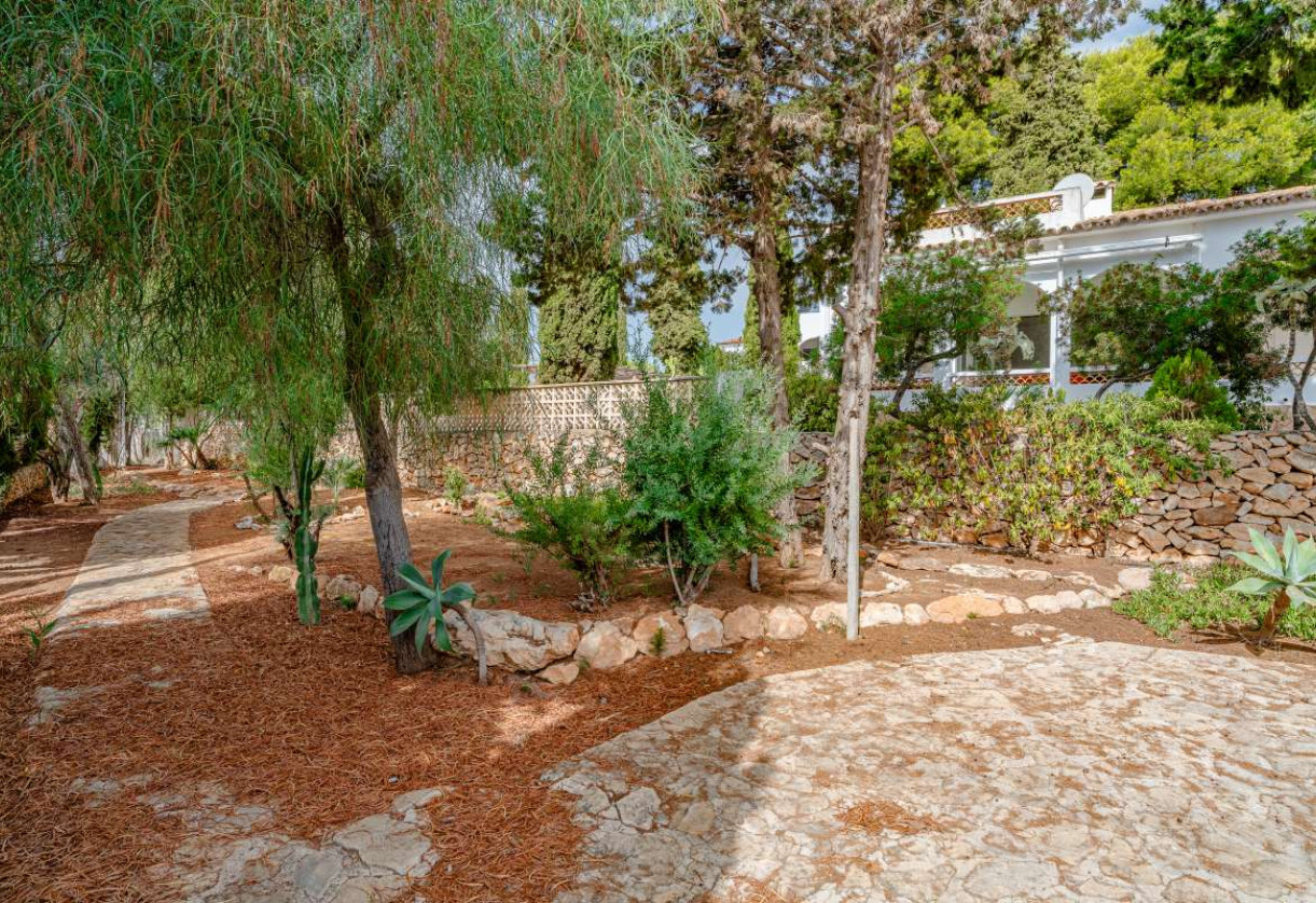 Resale · detached house · Costeres