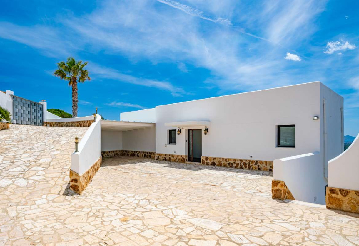 Resale · detached house · Cumbre del Sol