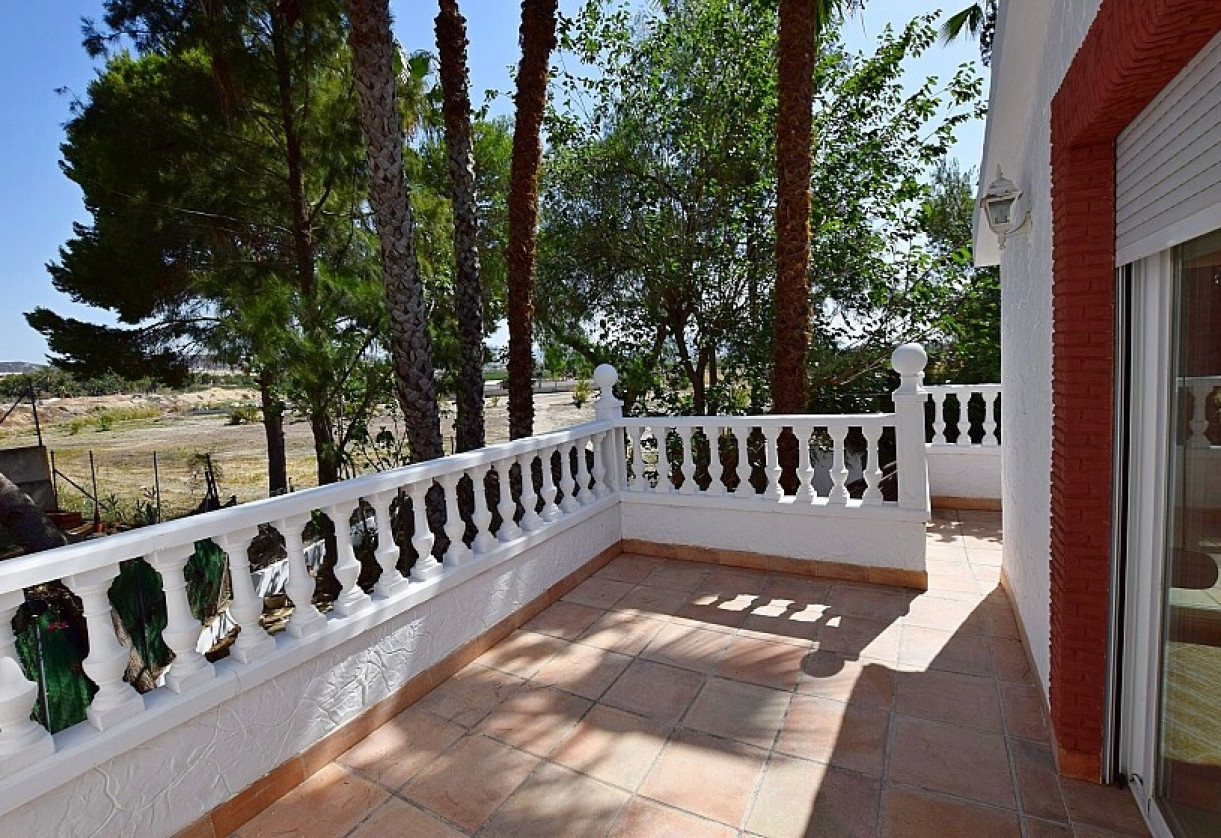 Resale · Country house · Orihuela